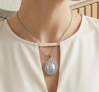 Vintage Oval Pendant Necklace – Classic Minimal Jewelry
